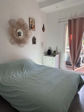 4 bedrooms, bed sheets