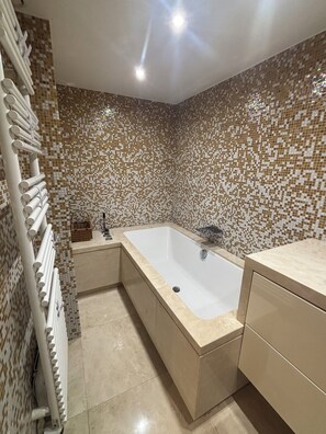 Douche, sèche-cheveux, serviettes fournies, savon