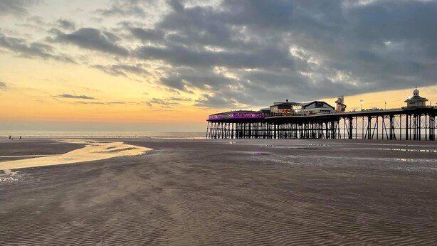 A beach with a pier extending into the water, featuring buildings and a dome structure. - Magenta Melodies, 5 bedroom house with 2 free parking spaces  (Blackpool)