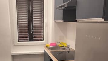 Fridge, oven, stovetop, coffee/tea maker