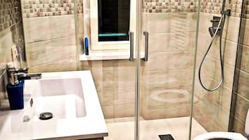 Shower, hair dryer, bidet, towels