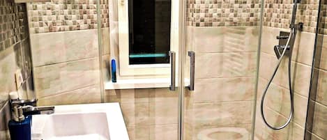 Douche, sĂšche-cheveux, bidet, serviettes fournies