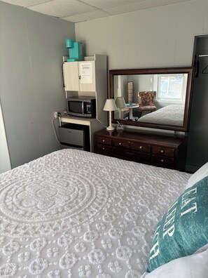 1 bedroom, in-room safe, iron/ironing board, WiFi - Oceanside St. Rita Hotel Room  (Beach Haven)