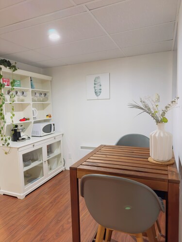 9 minutes from the airport cozy basement