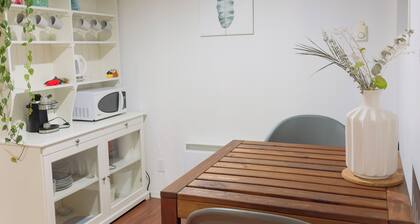 9 minutes from the airport cozy basement