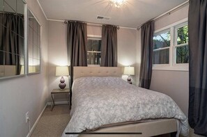 2 bedrooms, iron/ironing board, WiFi, bed sheets - Charming 2-bedroom cottage near Atlanta Beltline and Ponce City Market (Atlanta)