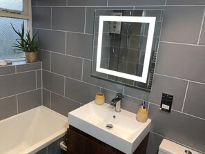 Haartrockner, Handtücher, Toilettenpapier