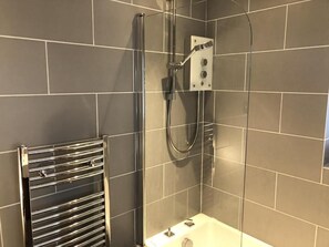 Een haardroger, handdoeken, toiletpapier