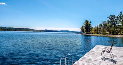 Table Rock Mega-Villa: Sleeps 29, Private Heated Pool & Hot Tub, 3 mins to SDC!