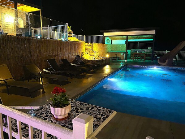 A heated pool - Mega-Villa:Sleeps 29-Private Pool & Hot Tub-Docks! (Branson)