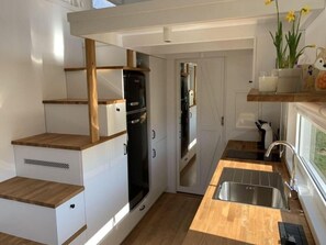 Kjøleskap, ovn, kokeplater og kaffetrakter/tekoker
