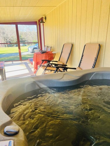 STYLISH CABIN WITH HOT TUB IN A SMALL TOWN. STAY AMONG THE PINE TREES! EAST TX.!