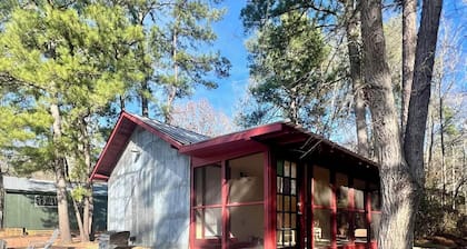 STYLISH CABIN WITH HOT TUB IN A SMALL TOWN. STAY AMONG THE PINE TREES! EAST TX.!