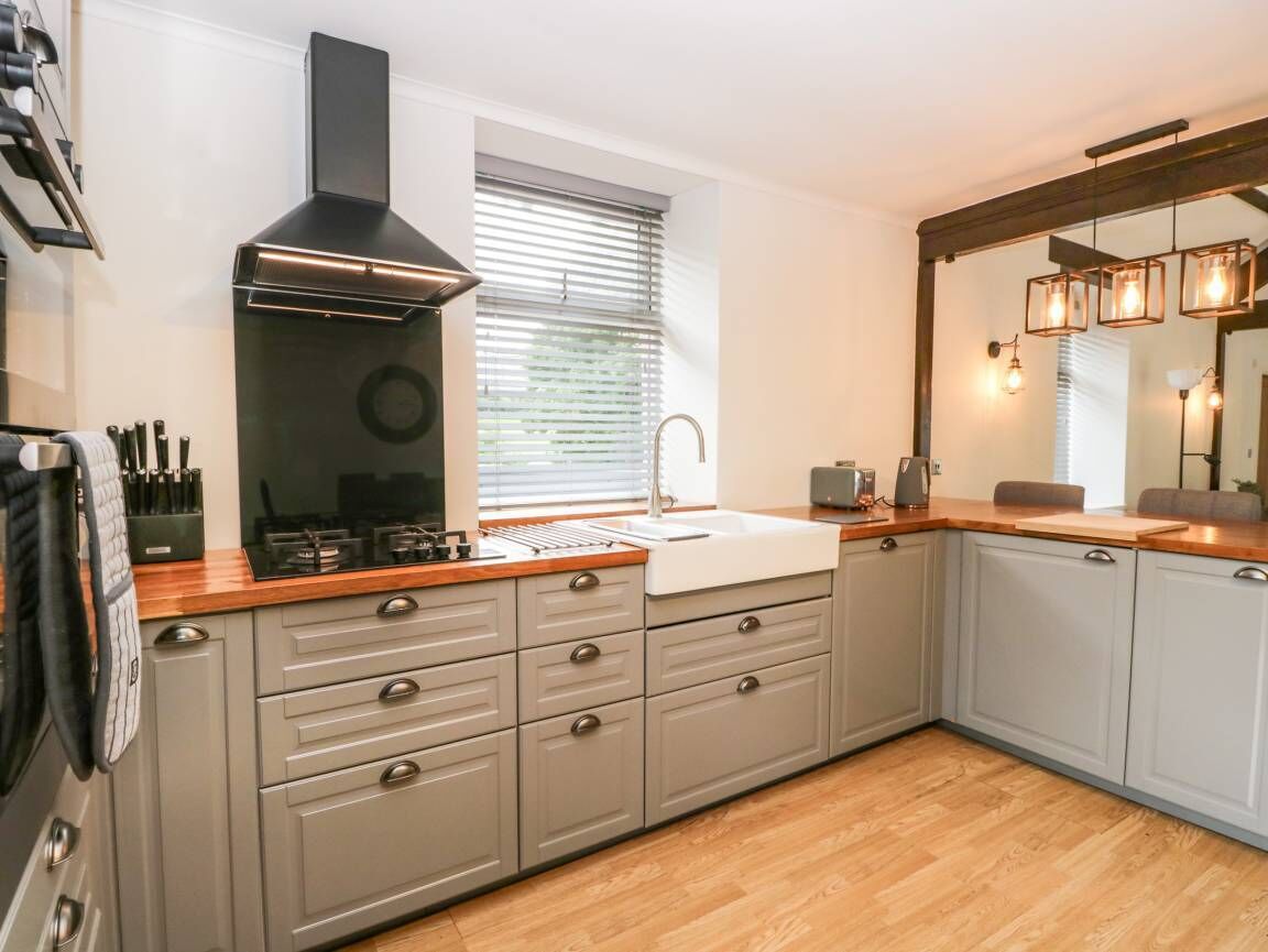 Luxury Villa, Patio, Canal View | Private kitchen