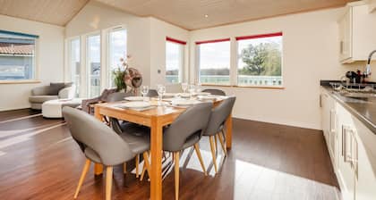 Luxury Lodge w/ Hot Tub on 400-Acre Estate