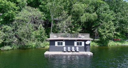 Lake of Bays Getaway -Waterfront Cottage with Scenic Rooftop Boathouse