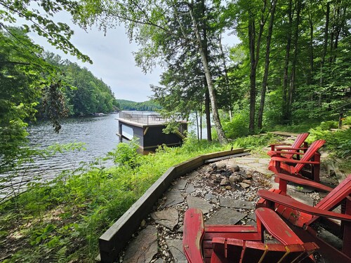 Lake of Bays Getaway -Waterfront Cottage with Scenic Rooftop Boathouse