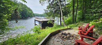 Lake of Bays Getaway -Waterfront Cottage with Scenic Rooftop Boathouse