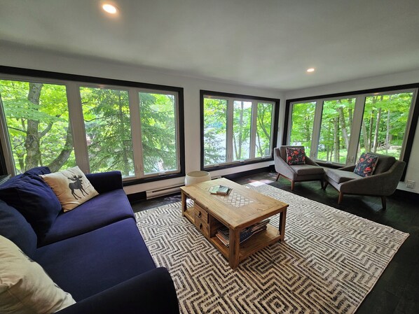 Älytelevisio, takka, työhuone