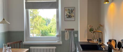 Réfrigérateur, four à micro-ondes, un four, surface de cuisson