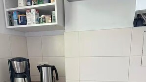 Une cuisine compacte dotée d’une cuisinière, d’un four et d’un four à micro-ondes intégrés.