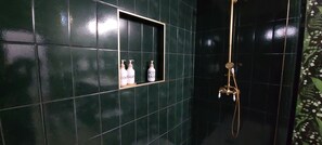 Dusche, Haartrockner, Handtücher, Seife