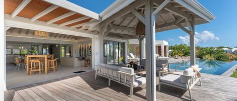 屋外ダイニングエリア