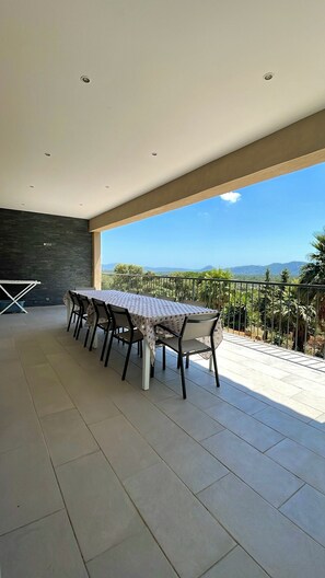 屋外ダイニングエリア