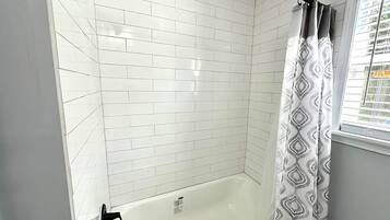 Secador de cabelo, toalhas de banho, sabonete, papel higiênico