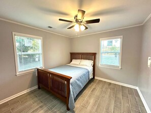 3 bedrooms, iron/ironing board, WiFi, bed sheets - 10 minutes from Blue Oval - 3 bed 1 bath / Den / Kitchen / Laundry. Furnished (Brownsville)