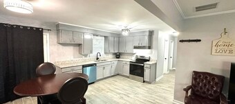 10 minutes from Blue Oval - 3 bed 1 bath / Den / Kitchen / Laundry.  Furnished 