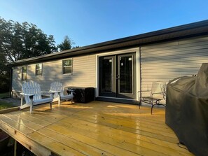 Terrace/patio - 10 minutes from Blue Oval - 3 bed 1 bath / Den / Kitchen / Laundry. Furnished (Brownsville)