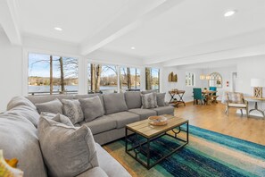 Smart TV, offices - Lake Retreat w/ Kayaks, Firepit & Huge Porch (Mooresville)