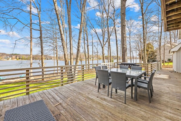 Outdoor dining - Lake Retreat w/ Kayaks, Firepit & Huge Porch (Mooresville)