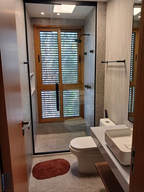 Shower, hair dryer, towels, soap - Castle House Praia do Forte Bahia (Mata de São João)
