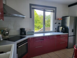 Een koelkast, een magnetron, een oven, een kookplaat