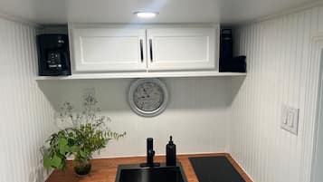 Fridge, oven, stovetop, coffee/tea maker