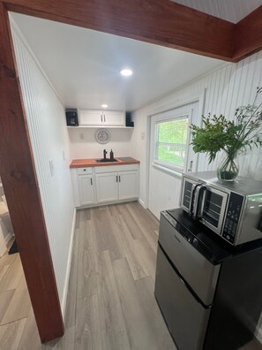 Fridge, oven, stovetop, coffee/tea maker