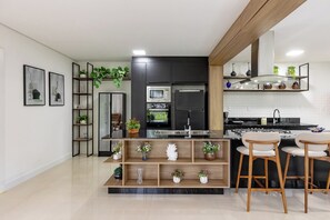 Een koelkast, een microgolfoven, een oven, een kookplaat