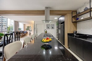 Réfrigérateur, four à micro-ondes, un four, surface de cuisson