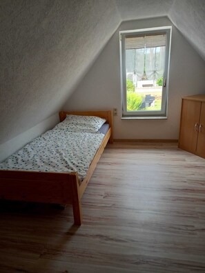 2 bedrooms, travel cot, WiFi, bed sheets