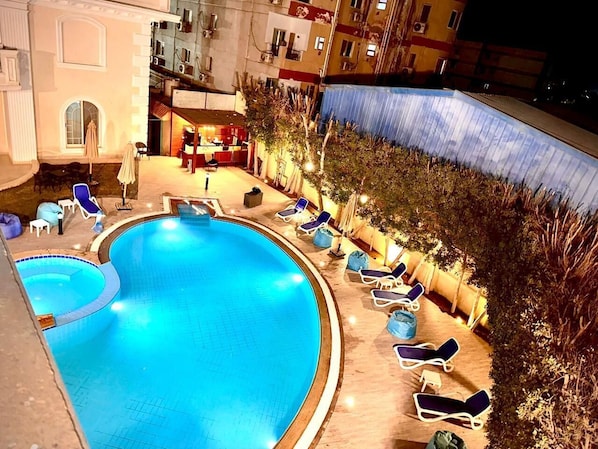 Una piscina al aire libre