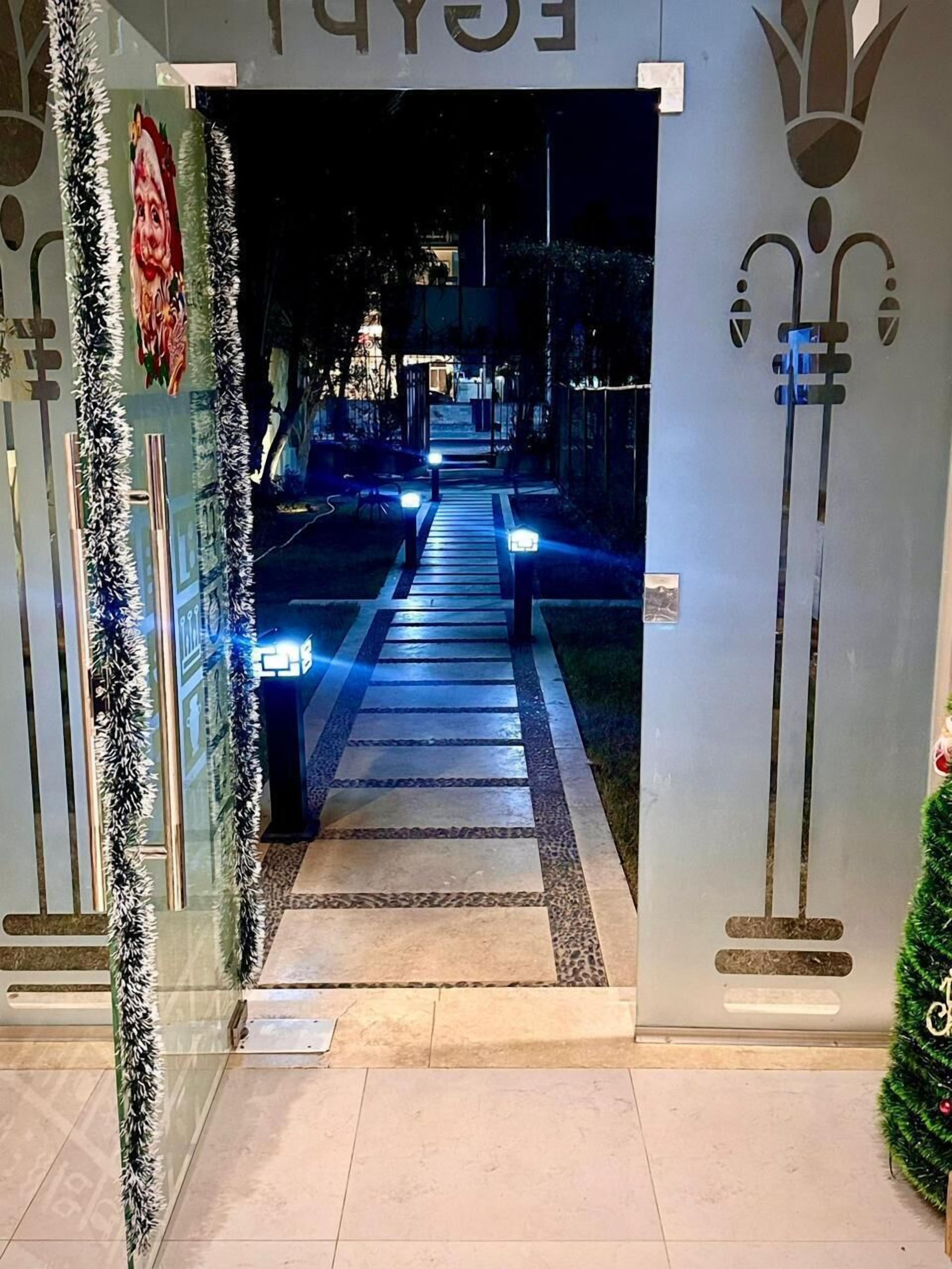 Photo - Pyramids hotel