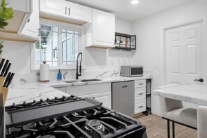 Mikroaaltouuni, uuni, liesi, astianpesukone