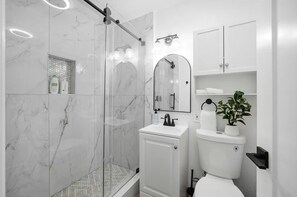 Serviettes fournies, savon, shampoing, papier toilette