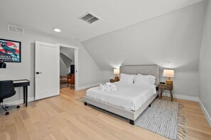 2 chambres, bureau, fer et planche à repasser, lit de bébé portatif