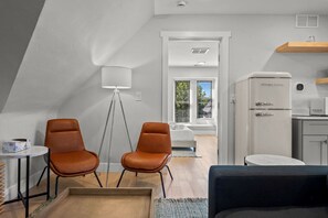 2 Schlafzimmer, Schreibtisch, Bügeleisen/Bügelbrett, Reisekinderbett