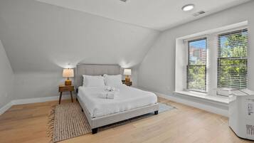 2 habitaciones, escritorio y tabla de planchar con plancha