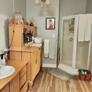 Ducha, secador de pelo, toallas y jabón