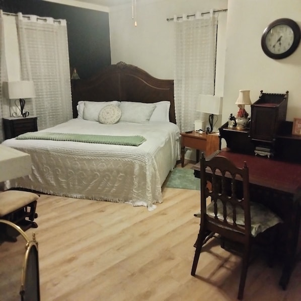 1 dormitorio, tabla de planchar con plancha, wifi y ropa de cama